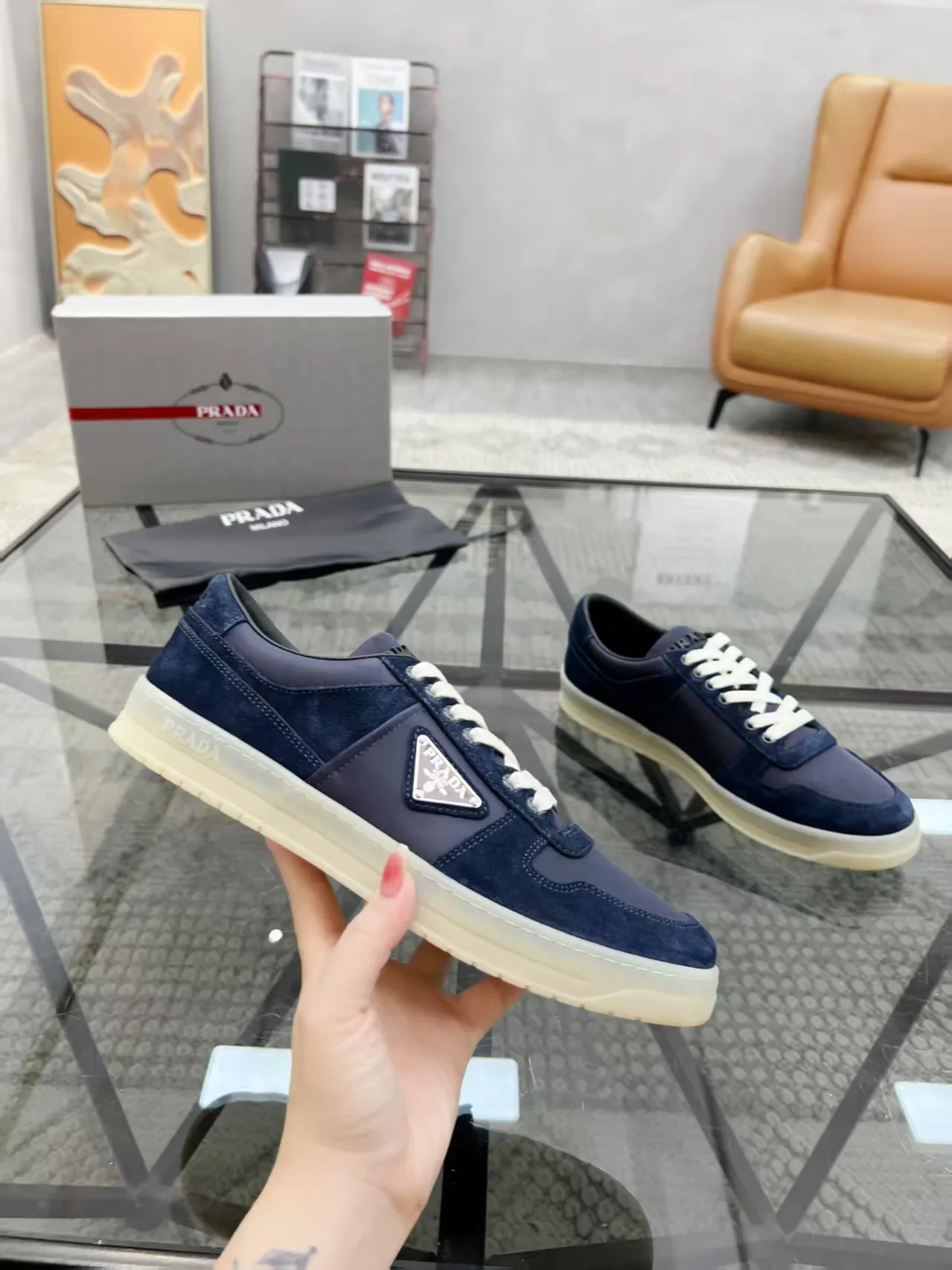 P380 Yuan 38-45 Prada Prada’s new men’s leather sports shoes, the highest version on the market, any comparison is welcome🆚! The original leather has excellent texture and is super high-end! Fetal sheep net lining imported from Italy, removable pad! Luxurious materials and fine workmanship, highly recommended!
